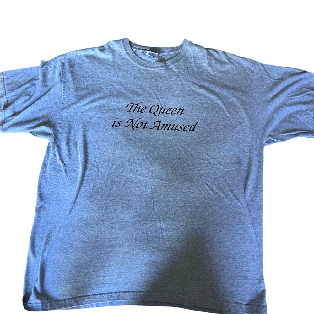 Gildan Light Gray Graphic Men's T-Shirt “the Queen is not amused”